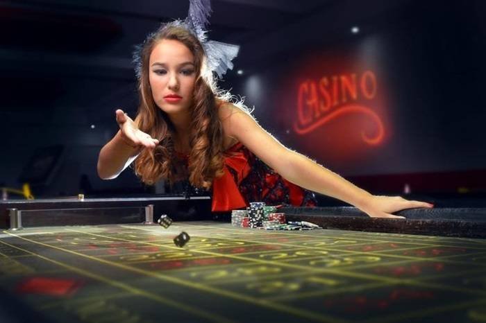 rollem88 Live Casino real dealer baccarat table streamed on mobile